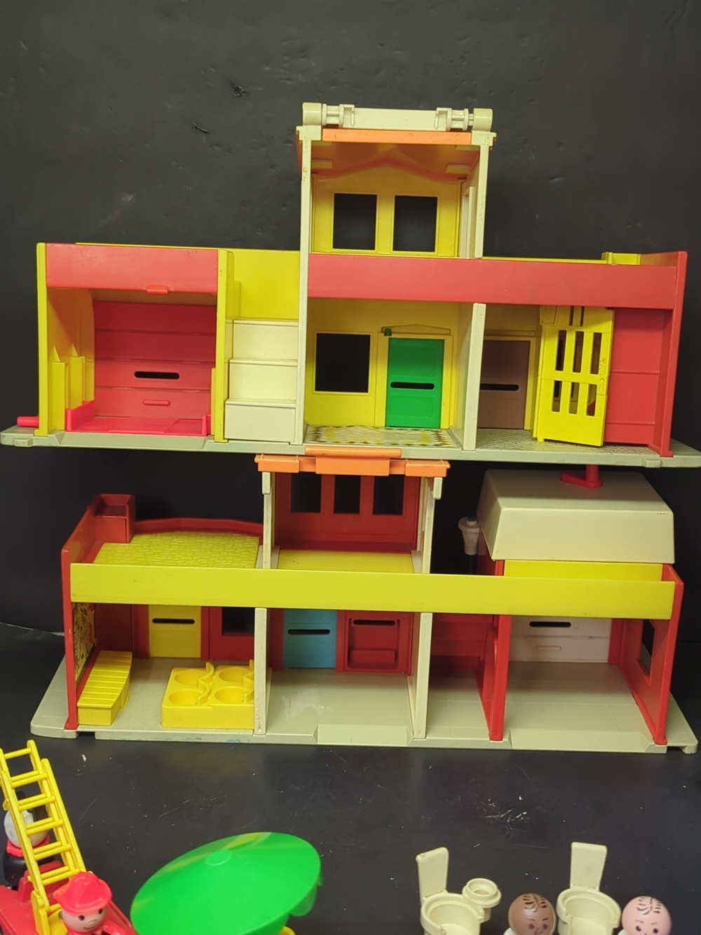 Vintage Fisher Price Play Family Village, Main Street - 1973, #997 - Picture 10 of 16